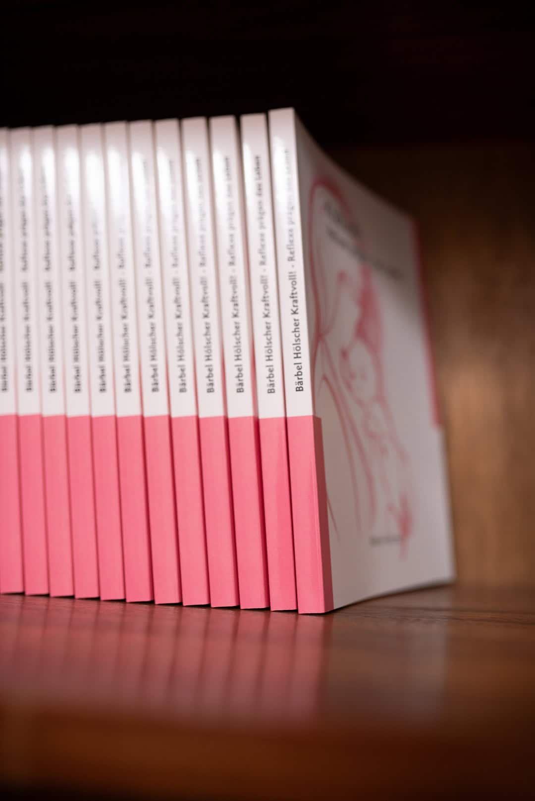 10_eine-reihe-von-buechern-mit-pinken-buchruecken-und